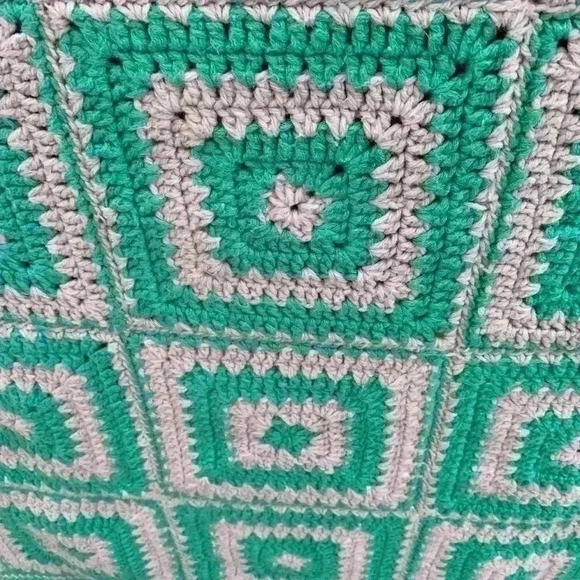 Quilt. Beautiful handmade vintage  crochet throw - Picture 2 of 3
